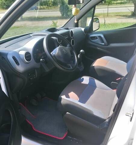 Белый Пежо Partner, объемом двигателя 1.6 л и пробегом 250 тыс. км за 7400 $, фото 7 на Automoto.ua