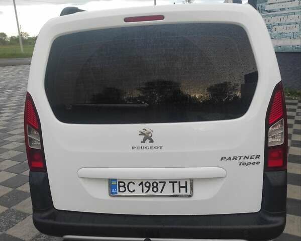 Белый Пежо Partner, объемом двигателя 1.56 л и пробегом 217 тыс. км за 10600 $, фото 1 на Automoto.ua