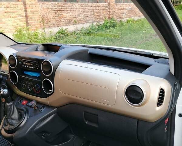 Белый Пежо Partner, объемом двигателя 1.56 л и пробегом 257 тыс. км за 8700 $, фото 67 на Automoto.ua