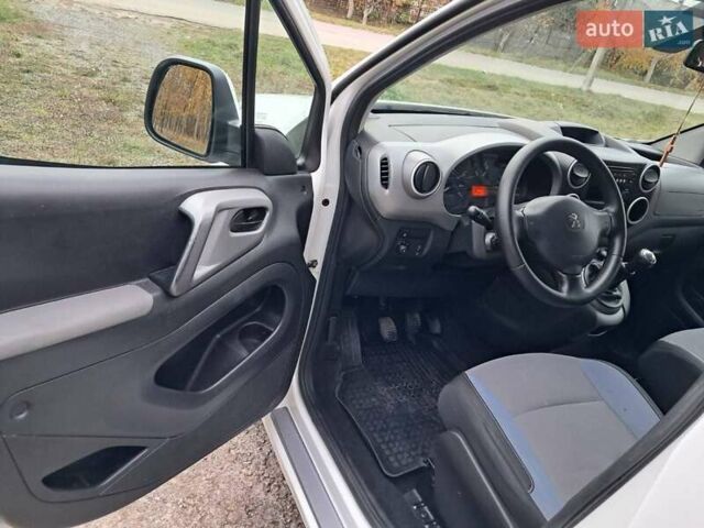 Белый Пежо Partner, объемом двигателя 1.6 л и пробегом 204 тыс. км за 8999 $, фото 6 на Automoto.ua