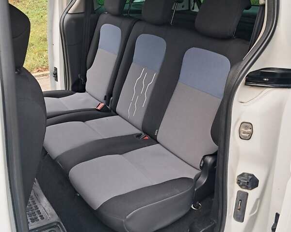 Белый Пежо Partner, объемом двигателя 1.6 л и пробегом 204 тыс. км за 8999 $, фото 9 на Automoto.ua