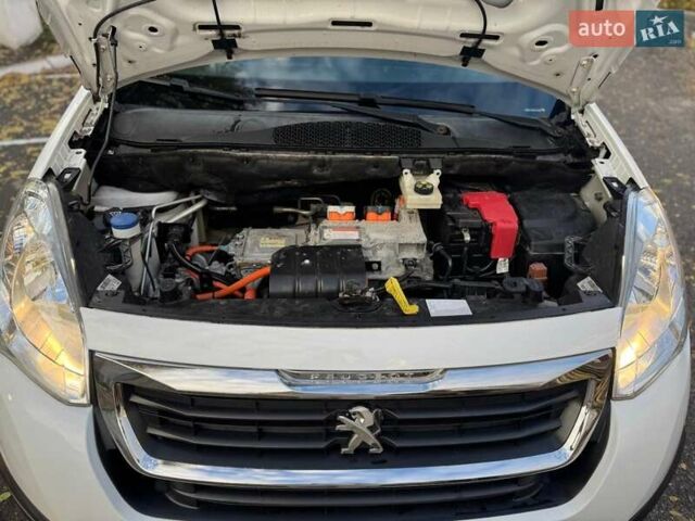 Белый Пежо Partner, объемом двигателя 0 л и пробегом 126 тыс. км за 8790 $, фото 21 на Automoto.ua