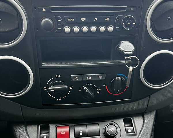 Белый Пежо Partner, объемом двигателя 1.56 л и пробегом 200 тыс. км за 8999 $, фото 19 на Automoto.ua