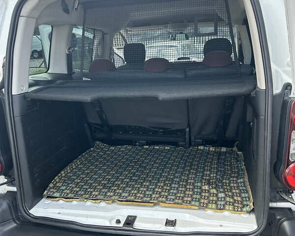 Белый Пежо Partner, объемом двигателя 1.56 л и пробегом 220 тыс. км за 9999 $, фото 9 на Automoto.ua