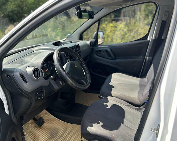 Белый Пежо Partner, объемом двигателя 1.56 л и пробегом 220 тыс. км за 9999 $, фото 12 на Automoto.ua