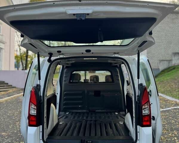 Белый Пежо Partner, объемом двигателя 0 л и пробегом 126 тыс. км за 8790 $, фото 14 на Automoto.ua