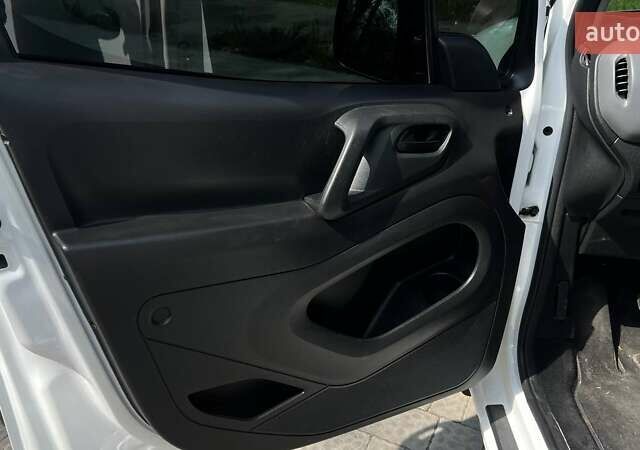 Білий Пежо Partner, об'ємом двигуна 1.6 л та пробігом 212 тис. км за 9999 $, фото 20 на Automoto.ua