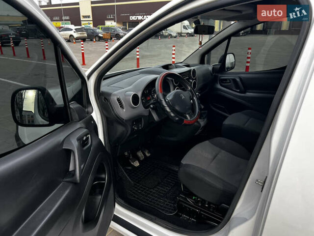 Белый Пежо Partner, объемом двигателя 1.56 л и пробегом 200 тыс. км за 8999 $, фото 9 на Automoto.ua