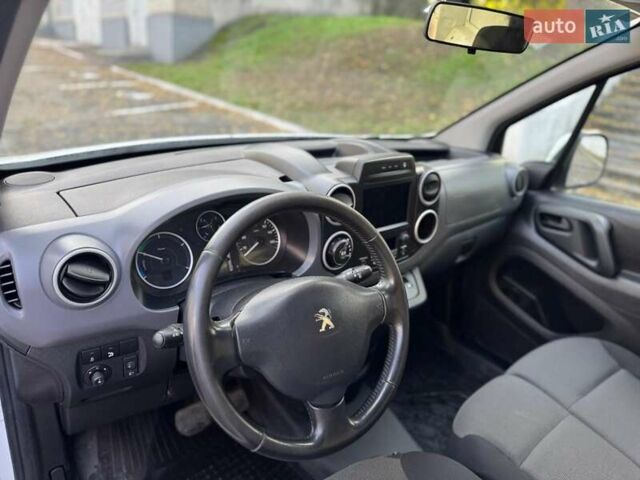 Белый Пежо Partner, объемом двигателя 0 л и пробегом 126 тыс. км за 8790 $, фото 20 на Automoto.ua
