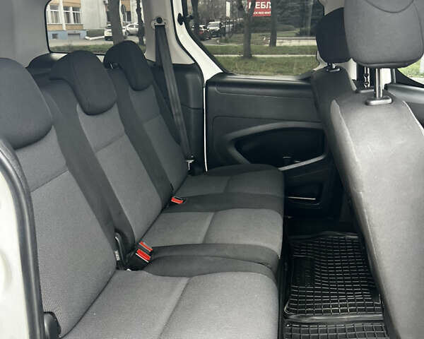 Белый Пежо Partner, объемом двигателя 1.56 л и пробегом 200 тыс. км за 8999 $, фото 12 на Automoto.ua