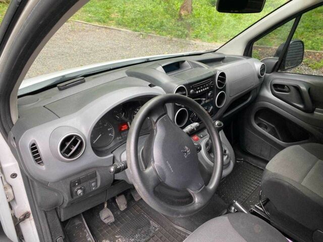Белый Пежо Partner, объемом двигателя 1.6 л и пробегом 199 тыс. км за 8500 $, фото 5 на Automoto.ua