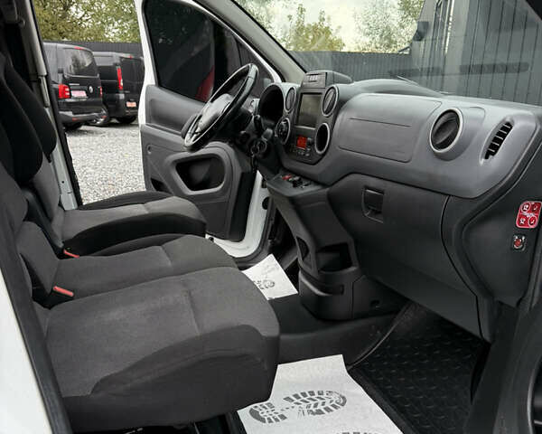 Белый Пежо Partner, объемом двигателя 0 л и пробегом 112 тыс. км за 9450 $, фото 19 на Automoto.ua