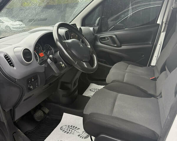 Белый Пежо Partner, объемом двигателя 0 л и пробегом 112 тыс. км за 9450 $, фото 28 на Automoto.ua