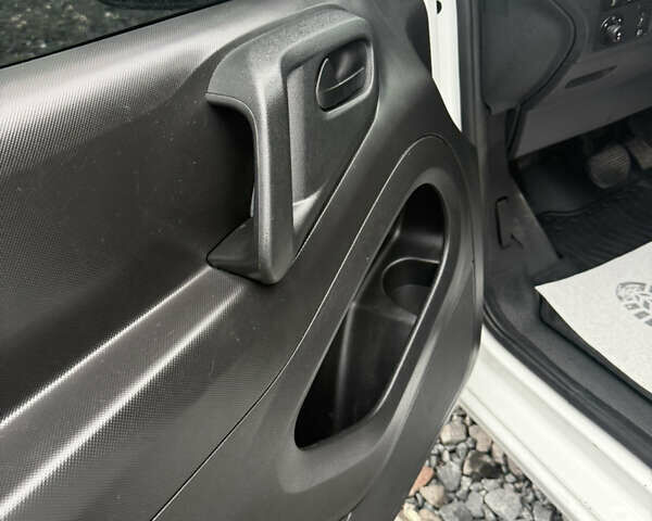 Белый Пежо Partner, объемом двигателя 0 л и пробегом 112 тыс. км за 9450 $, фото 27 на Automoto.ua