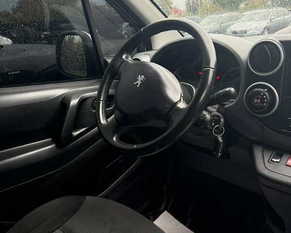 Белый Пежо Partner, объемом двигателя 0 л и пробегом 112 тыс. км за 9450 $, фото 24 на Automoto.ua