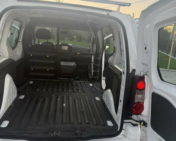 Білий Пежо Partner, об'ємом двигуна 0 л та пробігом 81 тис. км за 12000 $, фото 19 на Automoto.ua