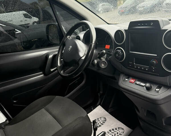 Белый Пежо Partner, объемом двигателя 0 л и пробегом 112 тыс. км за 9450 $, фото 22 на Automoto.ua