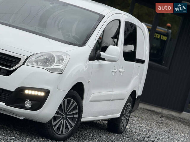 Белый Пежо Partner, объемом двигателя 0 л и пробегом 112 тыс. км за 9450 $, фото 7 на Automoto.ua