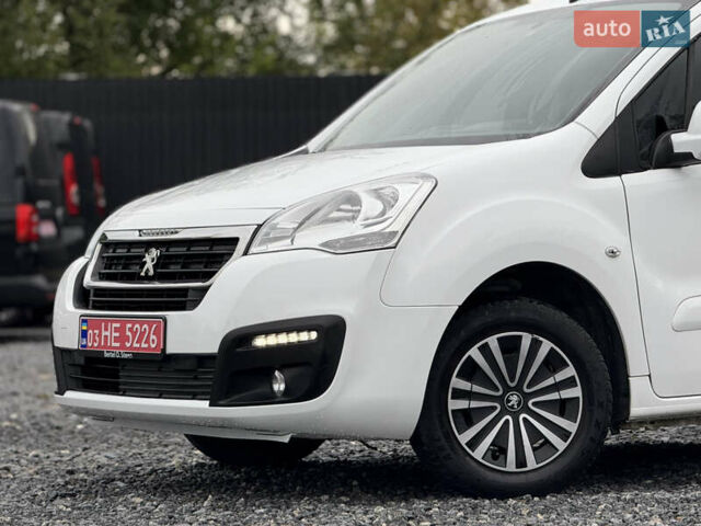 Белый Пежо Partner, объемом двигателя 0 л и пробегом 112 тыс. км за 9450 $, фото 4 на Automoto.ua