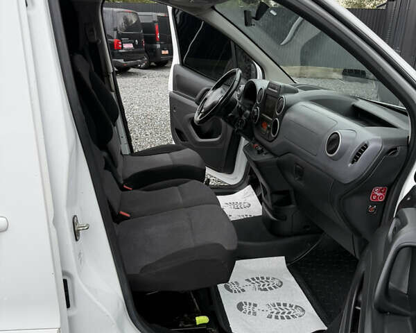 Белый Пежо Partner, объемом двигателя 0 л и пробегом 112 тыс. км за 9450 $, фото 20 на Automoto.ua