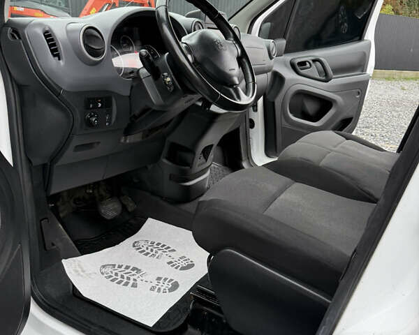 Белый Пежо Partner, объемом двигателя 0 л и пробегом 112 тыс. км за 9450 $, фото 17 на Automoto.ua