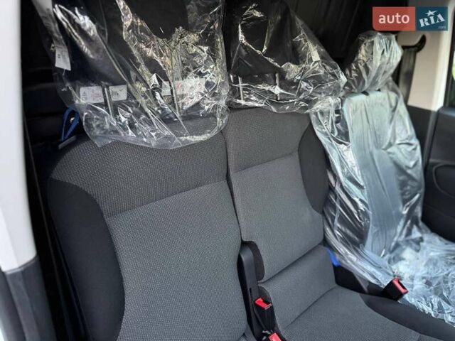 Белый Пежо Partner, объемом двигателя 0 л и пробегом 1 тыс. км за 23256 $, фото 21 на Automoto.ua