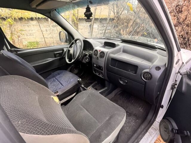 Белый Пежо Partner, объемом двигателя 1.9 л и пробегом 350 тыс. км за 478 $, фото 3 на Automoto.ua