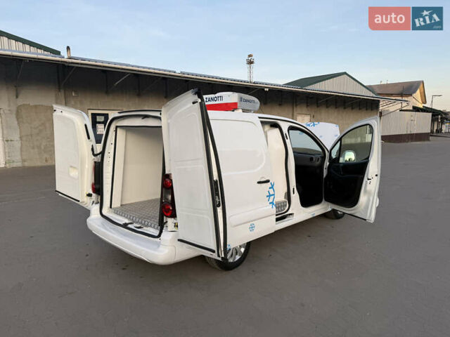 Белый Пежо Partner, объемом двигателя 1.6 л и пробегом 248 тыс. км за 13700 $, фото 18 на Automoto.ua