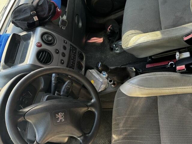 Белый Пежо Partner, объемом двигателя 2 л и пробегом 354 тыс. км за 3600 $, фото 5 на Automoto.ua