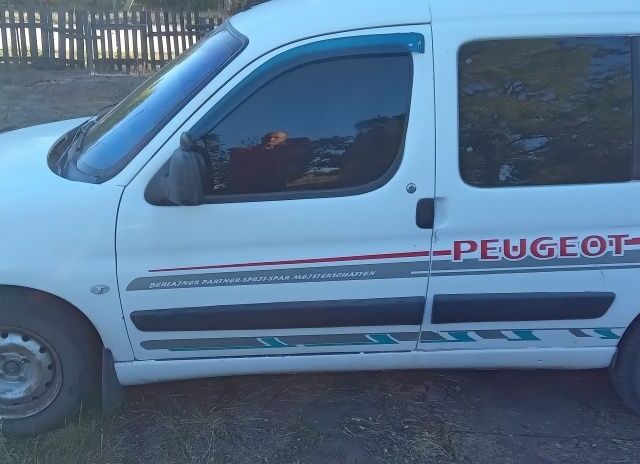 Белый Пежо Partner, объемом двигателя 1.4 л и пробегом 280 тыс. км за 2100 $, фото 8 на Automoto.ua