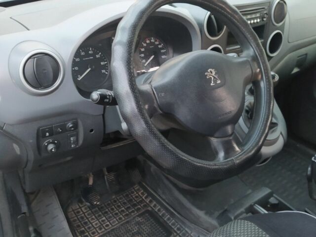 Белый Пежо Partner, объемом двигателя 0 л и пробегом 257 тыс. км за 7111 $, фото 5 на Automoto.ua