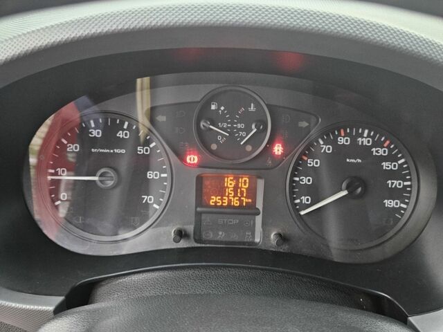 Красный Пежо Partner, объемом двигателя 1.6 л и пробегом 254 тыс. км за 4300 $, фото 4 на Automoto.ua