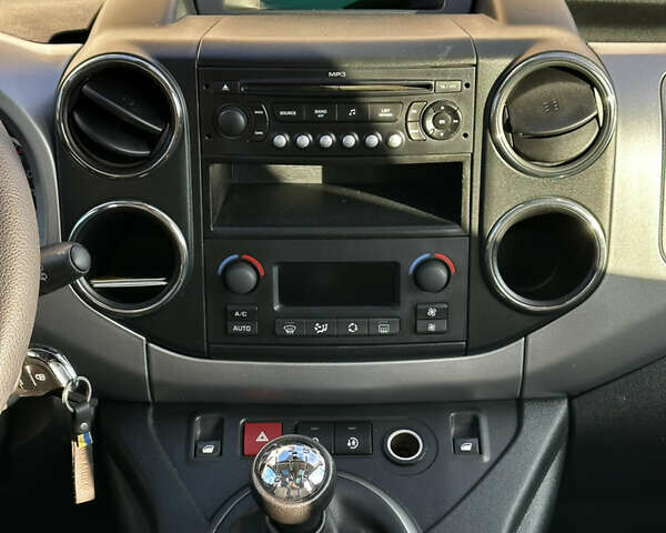 Красный Пежо Partner, объемом двигателя 1.56 л и пробегом 260 тыс. км за 8350 $, фото 14 на Automoto.ua