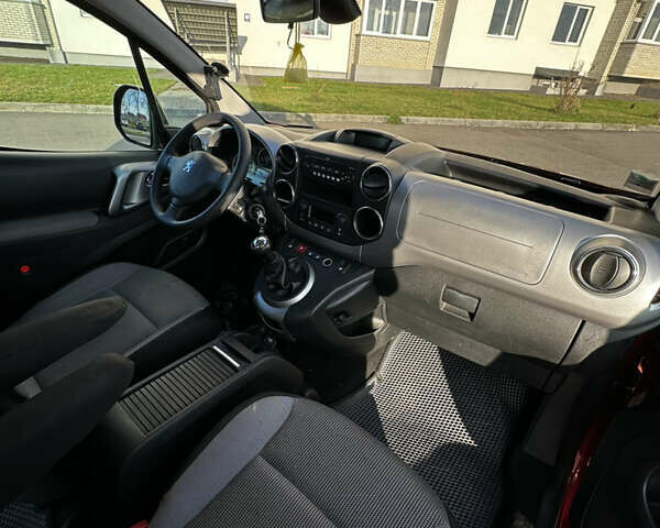 Красный Пежо Partner, объемом двигателя 1.56 л и пробегом 260 тыс. км за 8350 $, фото 10 на Automoto.ua