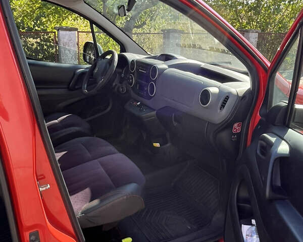 Красный Пежо Partner, объемом двигателя 0 л и пробегом 135 тыс. км за 7900 $, фото 6 на Automoto.ua