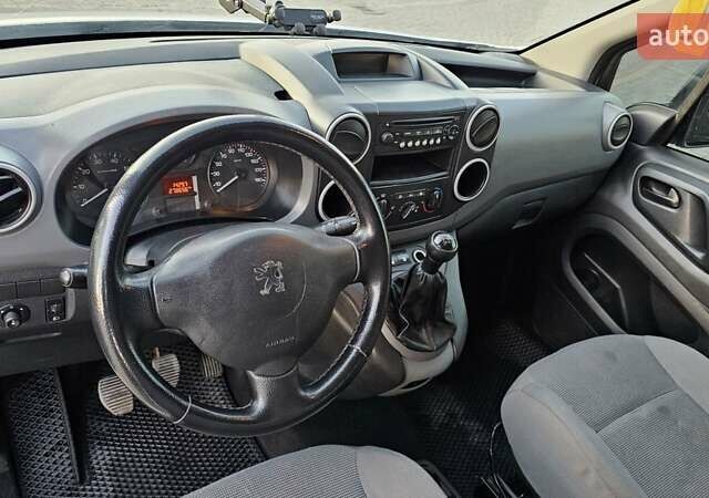 Серый Пежо Partner, объемом двигателя 1.56 л и пробегом 278 тыс. км за 4700 $, фото 6 на Automoto.ua