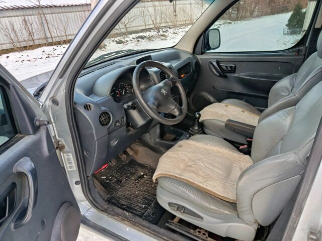 Серый Пежо Partner, объемом двигателя 2 л и пробегом 252 тыс. км за 2600 $, фото 6 на Automoto.ua