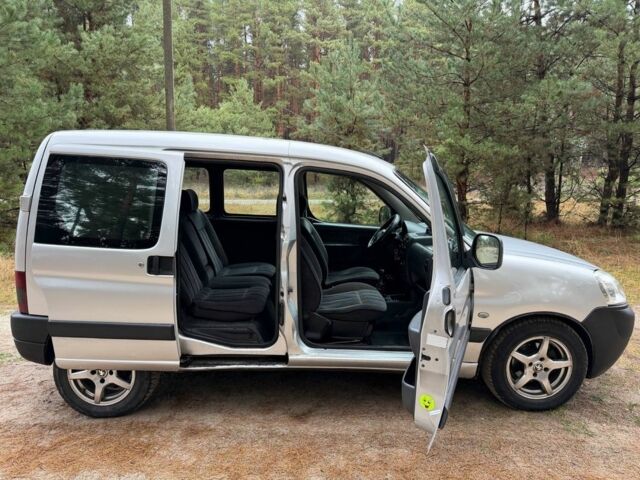 Серый Пежо Partner, объемом двигателя 2 л и пробегом 225 тыс. км за 3450 $, фото 9 на Automoto.ua