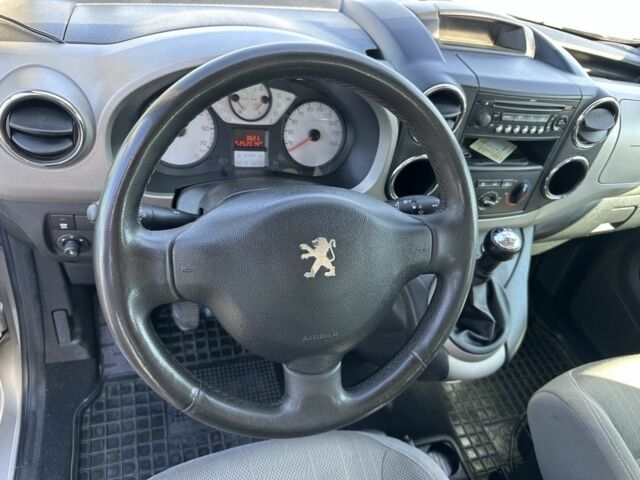 Серый Пежо Partner, объемом двигателя 1.6 л и пробегом 260 тыс. км за 7000 $, фото 7 на Automoto.ua