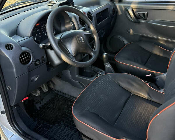 Серый Пежо Partner, объемом двигателя 1.56 л и пробегом 229 тыс. км за 4800 $, фото 18 на Automoto.ua