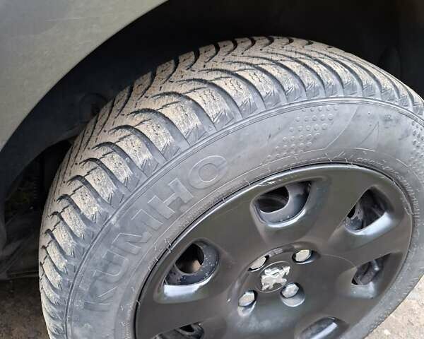 Серый Пежо Partner, объемом двигателя 1.6 л и пробегом 273 тыс. км за 7400 $, фото 10 на Automoto.ua