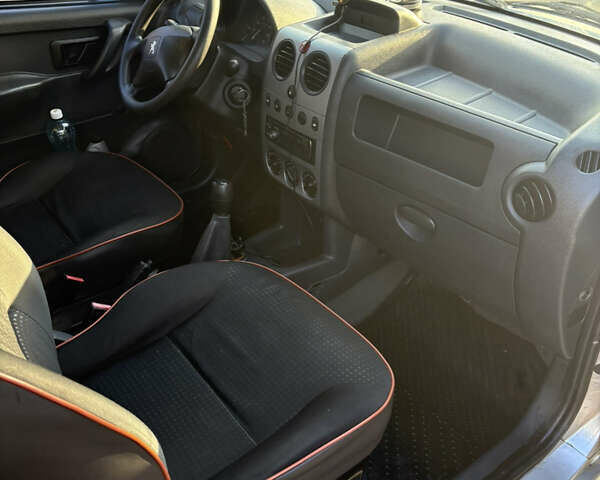 Серый Пежо Partner, объемом двигателя 1.56 л и пробегом 229 тыс. км за 4800 $, фото 9 на Automoto.ua