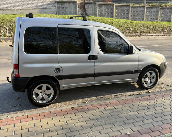 Серый Пежо Partner, объемом двигателя 1.56 л и пробегом 229 тыс. км за 4800 $, фото 2 на Automoto.ua