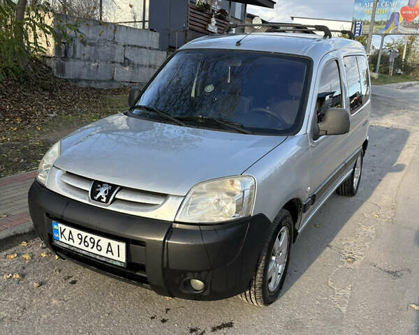 Серый Пежо Partner, объемом двигателя 1.56 л и пробегом 229 тыс. км за 4800 $, фото 1 на Automoto.ua