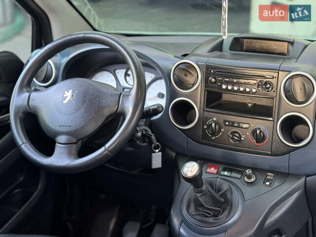 Серый Пежо Partner, объемом двигателя 1.56 л и пробегом 265 тыс. км за 6450 $, фото 61 на Automoto.ua