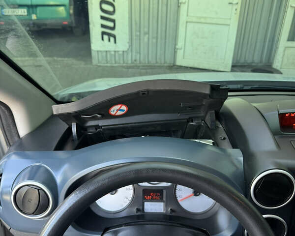 Серый Пежо Partner, объемом двигателя 1.56 л и пробегом 265 тыс. км за 6450 $, фото 62 на Automoto.ua