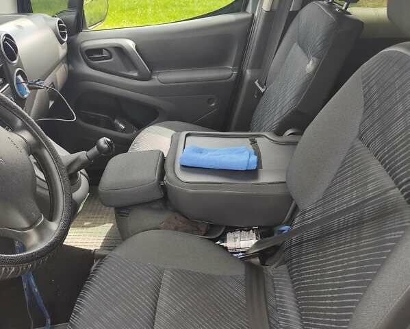 Серый Пежо Partner, объемом двигателя 1.6 л и пробегом 208 тыс. км за 7000 $, фото 3 на Automoto.ua