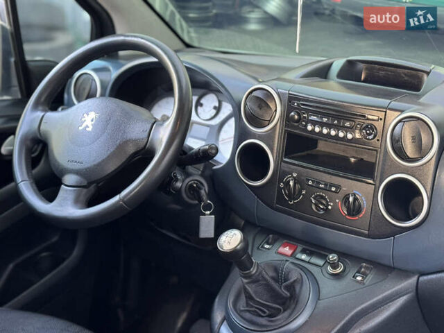 Серый Пежо Partner, объемом двигателя 1.56 л и пробегом 265 тыс. км за 6450 $, фото 65 на Automoto.ua