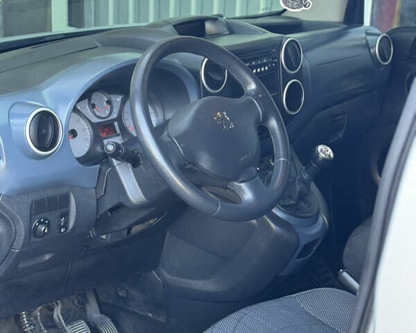 Серый Пежо Partner, объемом двигателя 1.56 л и пробегом 265 тыс. км за 6450 $, фото 59 на Automoto.ua