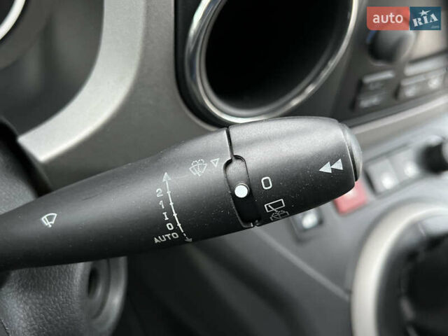 Серый Пежо Partner, объемом двигателя 1.6 л и пробегом 228 тыс. км за 7950 $, фото 67 на Automoto.ua